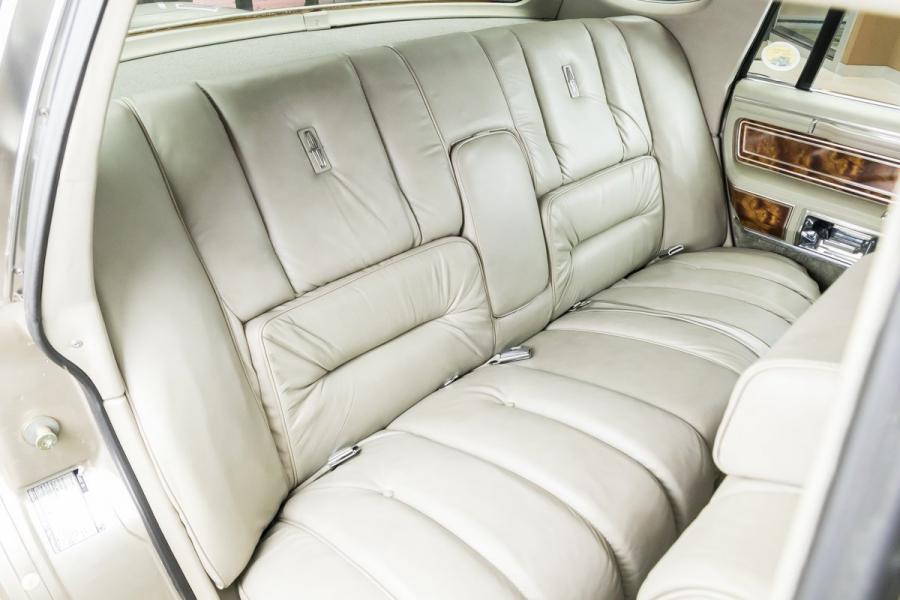 Интерьер Lincoln Continental Mark VI Sedan 1980 года  (фото 75 из 111)
